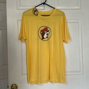 NWT BUC-EE’S 🌟 Large yellow t-shirt.